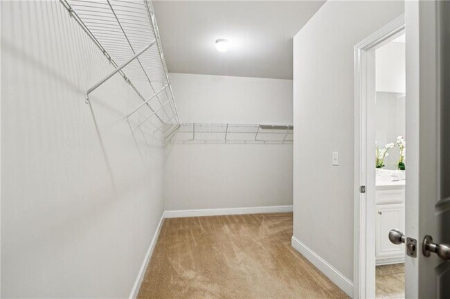 Building Photo - 5180 Mirror Lake Dr