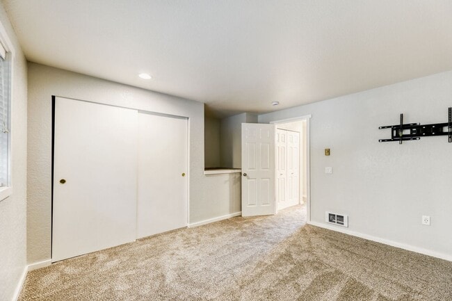 Building Photo - Updated and Well-Equipped 2 Bedroom 1.5 Bath Lynnwood Townhouse!