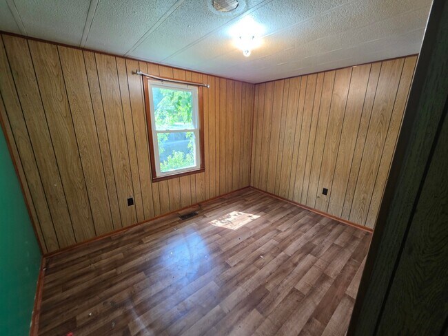 Building Photo - 5507 Russell Ave