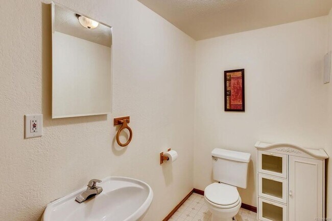 Building Photo - GREAT LOCATION! New LVP and Carpet - WON'T LAST LONG!