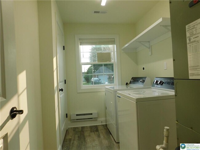 Building Photo - 1549 Burkhardt St