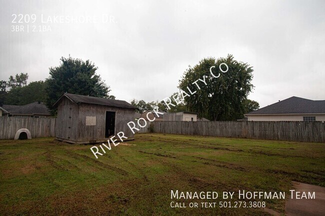 Building Photo - 2209 Lakeshore Dr