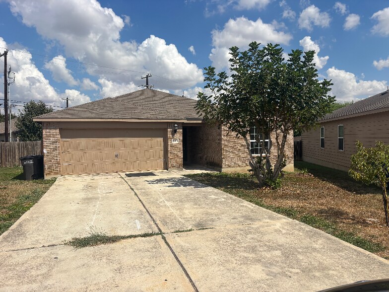 Primary Photo - 4606 Le Villas