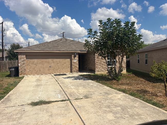 Building Photo - 4606 Le Villas