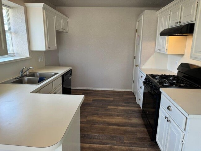 Building Photo - 3 bed 2 bath, storm shelter and  all wood floors in Moore Schools