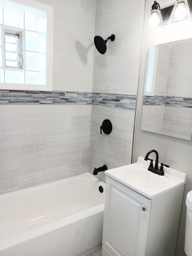 Building Photo - Spacious Showstopper