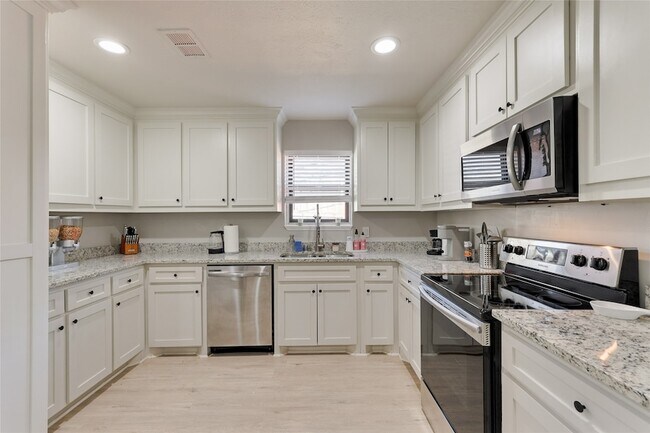 Building Photo - 804 Ridgefield Dr