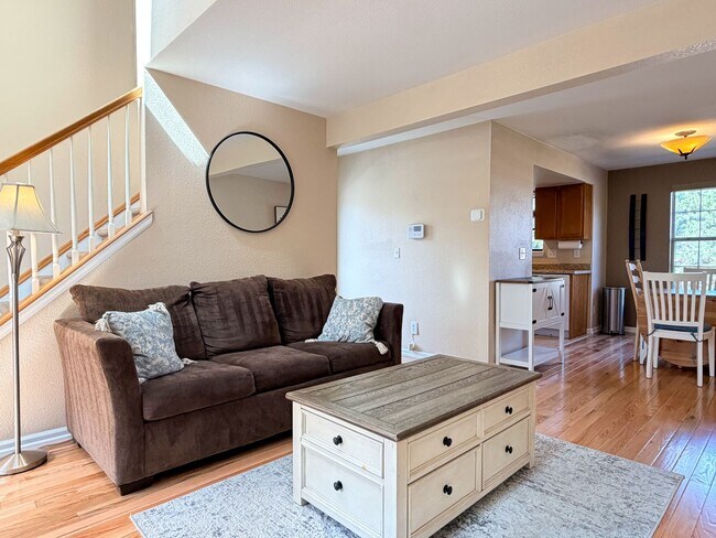 Building Photo - Open and Bright Corner Unit