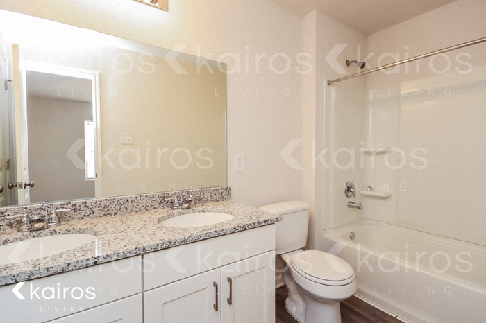 Building Photo - 15581 Briar Forest Dr