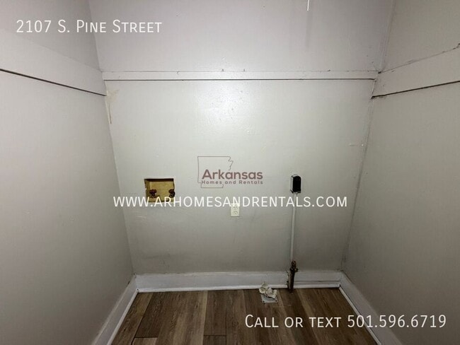 Building Photo - 2107 S Pine St