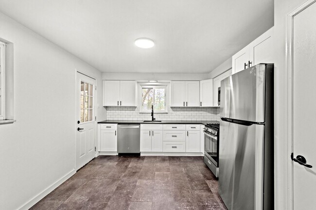 Building Photo - READY FOR MAY 15TH!! STUNNING & UPDATED 3-BEDROOM IN WHITE OAK!