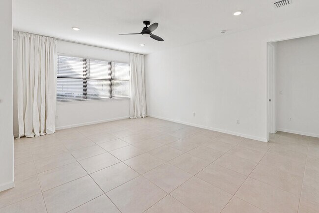 Building Photo - 758 SE Courances Dr