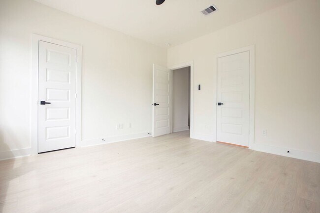 Building Photo - Modern Amenities. Urban Location. Sophisti...