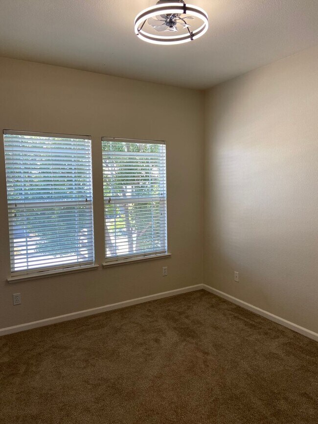 Building Photo - Spacious 4Bdrm, 2.5 bath off Sheldon & Hwy 99