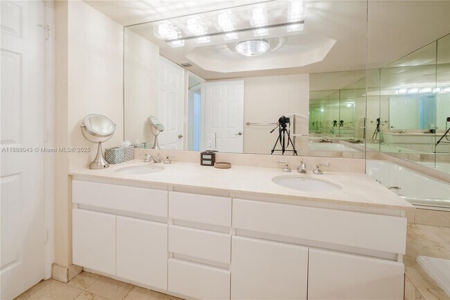 Building Photo - 16711 Collins Ave