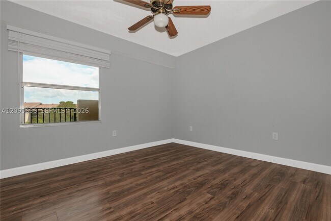 Building Photo - 550 SW 138th Ave