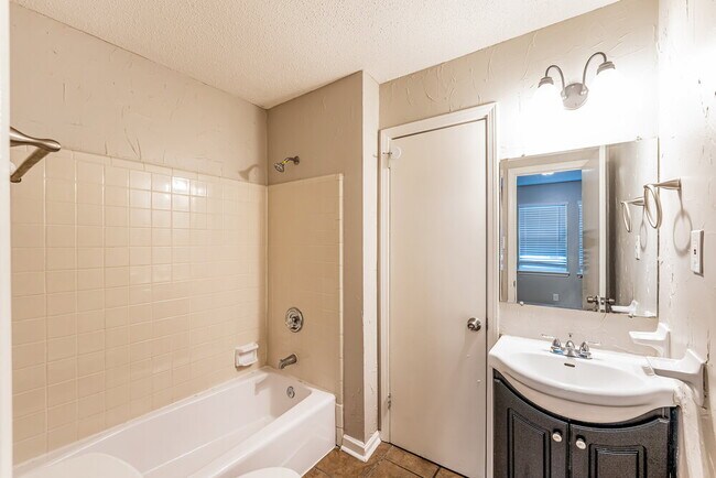 Building Photo - 2538 Martin Cir