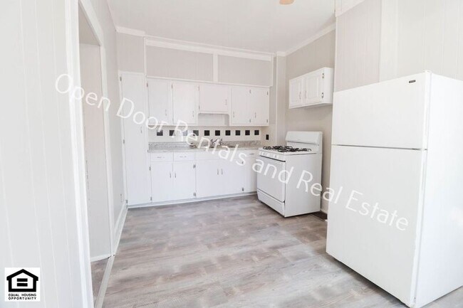 Building Photo - 210 W 4th St