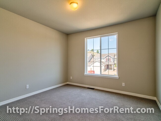 Building Photo - Rockrimmon Townhouse with Two Car Garage