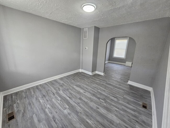 Building Photo - 2-Bedroom Townhouse