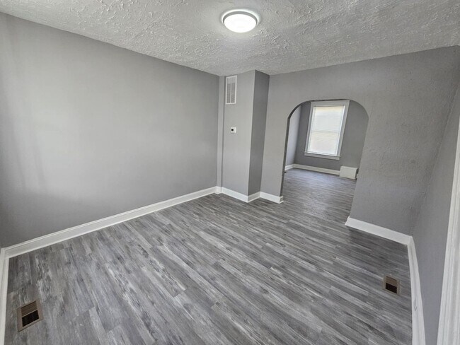 Building Photo - 3016 Kenyon Ave