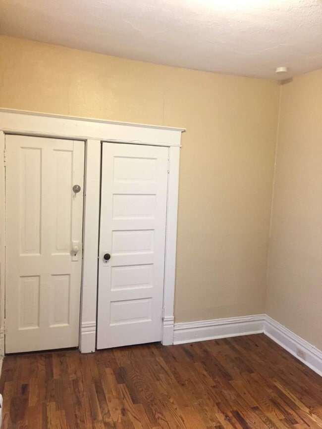 Building Photo - 2029 W 5th St