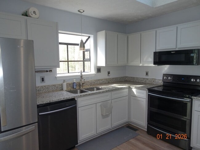 Building Photo - 4 bedrooms 2.5 bathrooms Single Family Home for Rent