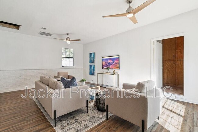 Building Photo - 2038 Avon Dr