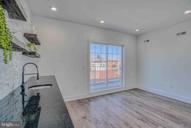 Building Photo - 2832 Edgemont St