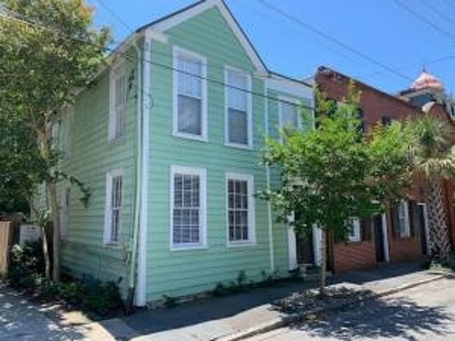 Building Photo - 2 bed / 2 bath w/Study on Wentworth St! ~ ...