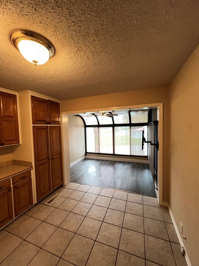 Building Photo - 3 bedroom 1. 5 bath home in Rogers / fence...