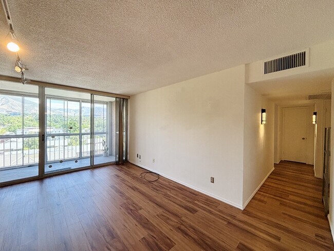 Building Photo - 710 E 200 S