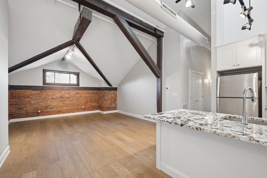 Building Photo - 77 Van Dam St