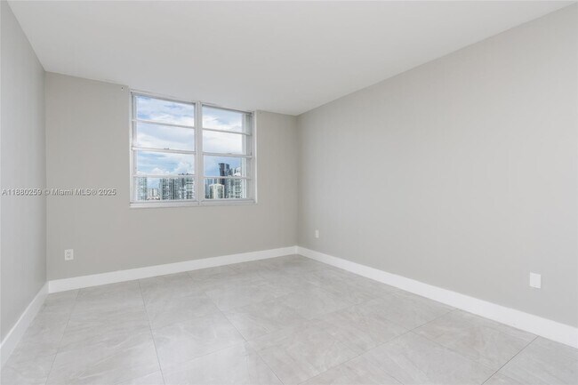 Building Photo - 500 Bayview Dr