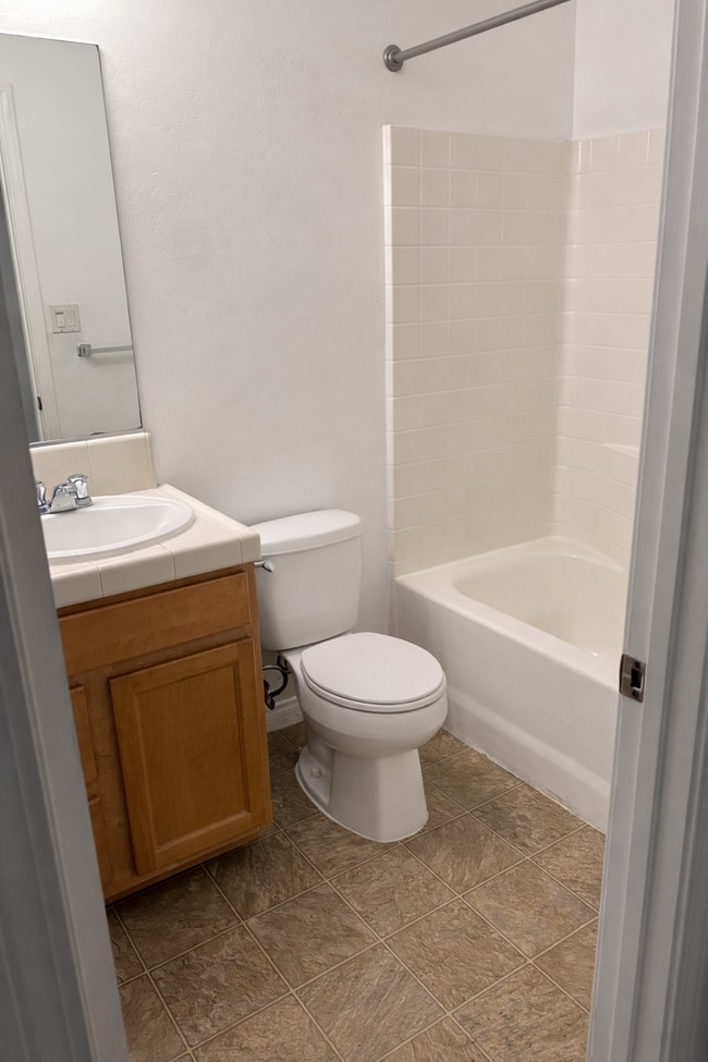 Building Photo - Southwest Bakersfield 3-Bedroom — FIRST MONTH FREE!