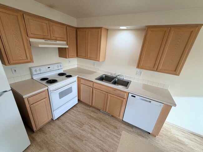 Building Photo - Three Bedroom Duplex in Keizer, Landscaping Included!