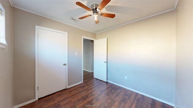 Building Photo - 204 Lynn Dr