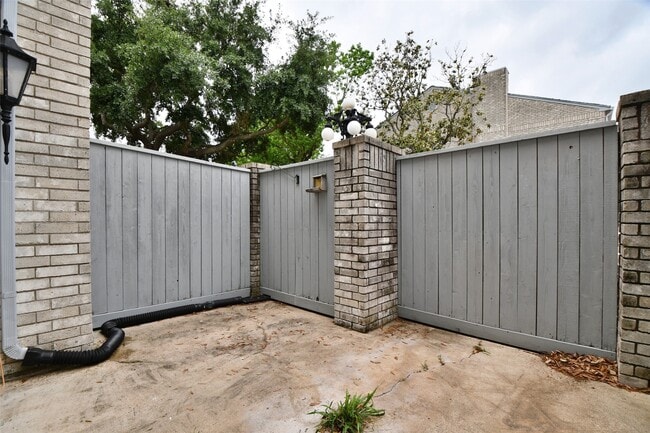 Building Photo - 382 Wilcrest Dr