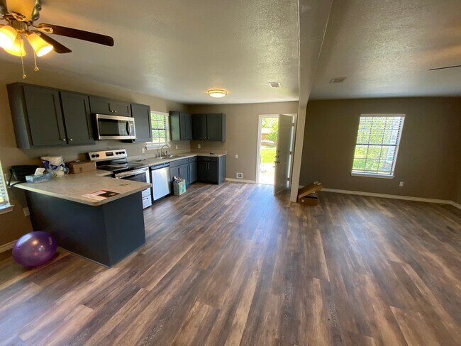 Building Photo - 3 Bedroom Home is Ennis!