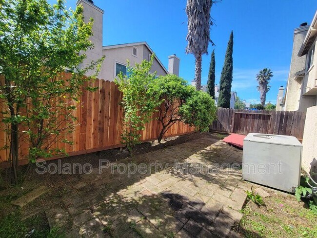 Building Photo - 358 Flagstone Cir