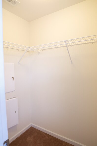 Building Photo - 2570 River Trail Dr