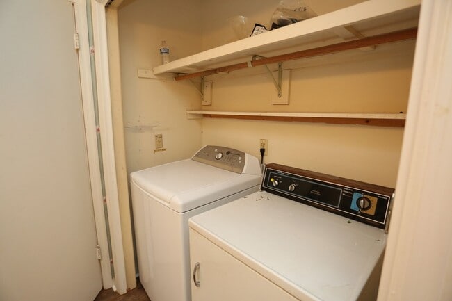 Building Photo - 2 Bedroom townhome