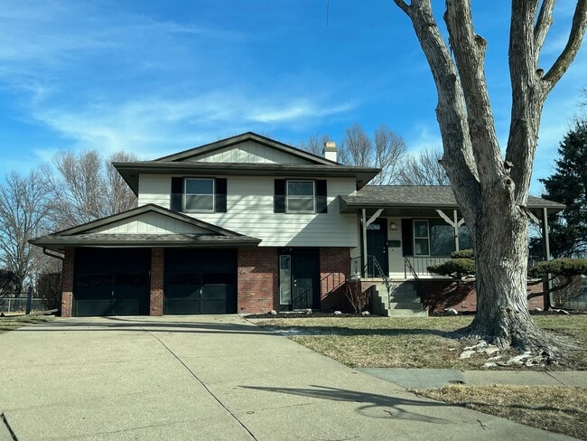 Building Photo - 6606 S 108th Terrace
