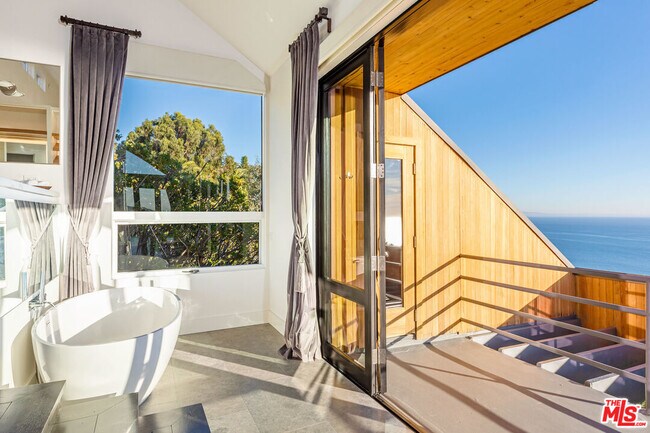 Building Photo - 3900 Villa Costera