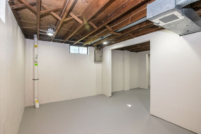 Building Photo - 2420 N Circle Dr