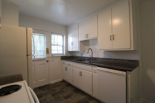 Building Photo - May FREE On This 2 Bedroom 1 Bath Duplex In The Waldo Area