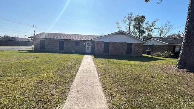 Primary Photo - House For Rent | Sulphur