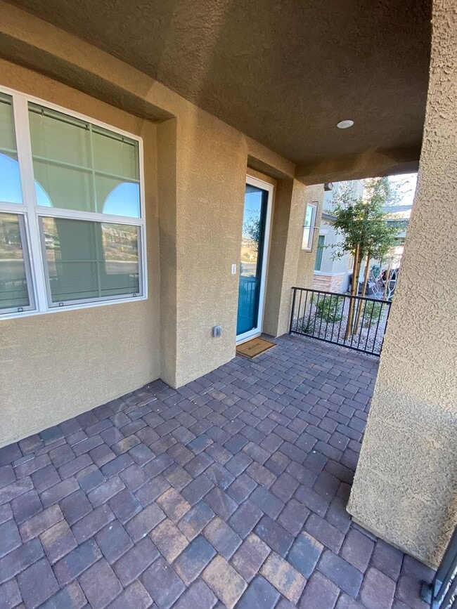 Building Photo - AMERICANA Property Mgmt - 3beds - 2 1/2baths Newly Townhouse in Henderson.