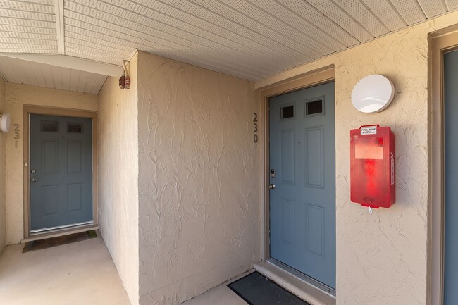 Building Photo - Conveniently located, furnished, 2 Bed, 2 ...