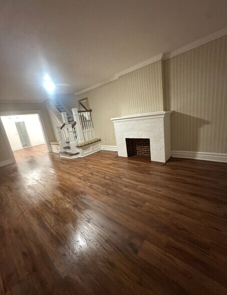 Living room - 232 Rector St